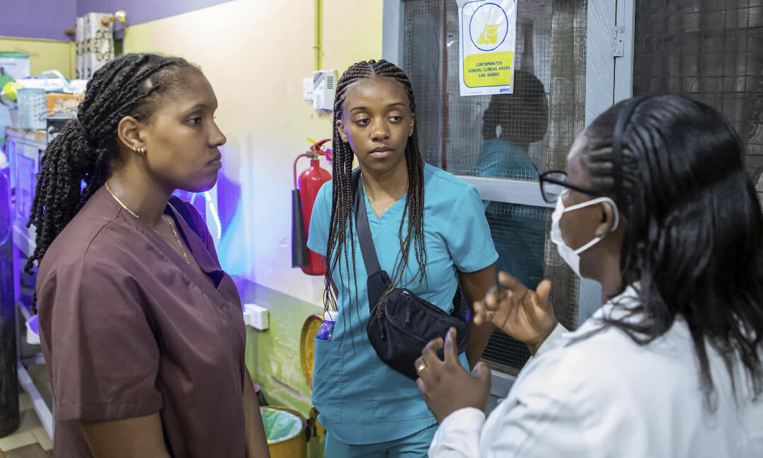 An image of OUWB students in a hospital in Ghana