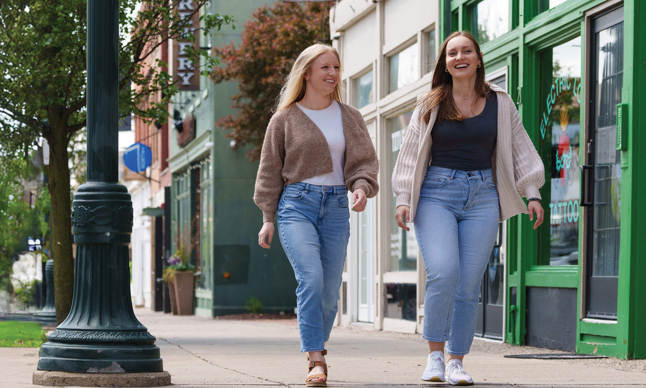 two women walking in Pontiac
