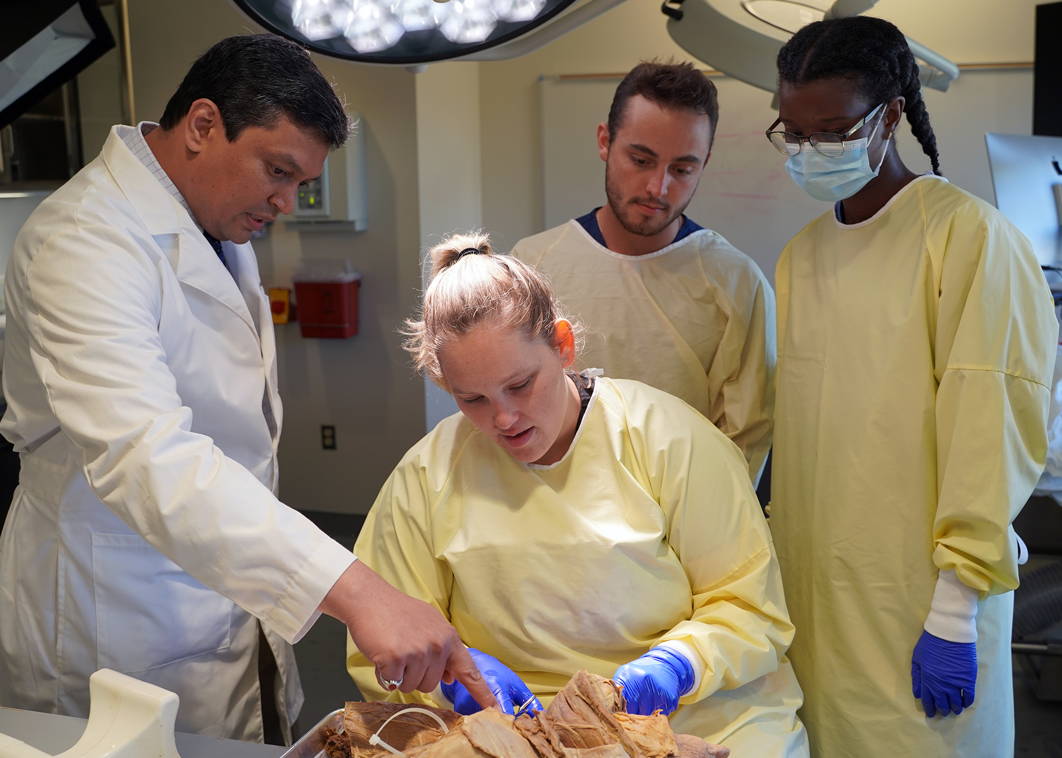 An image of students in the anatomy lab